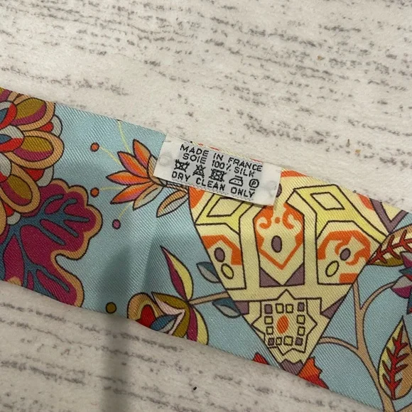 Hermès Les Voitures Exquises Silk
Twilly Scarf - Picture 3 of 5